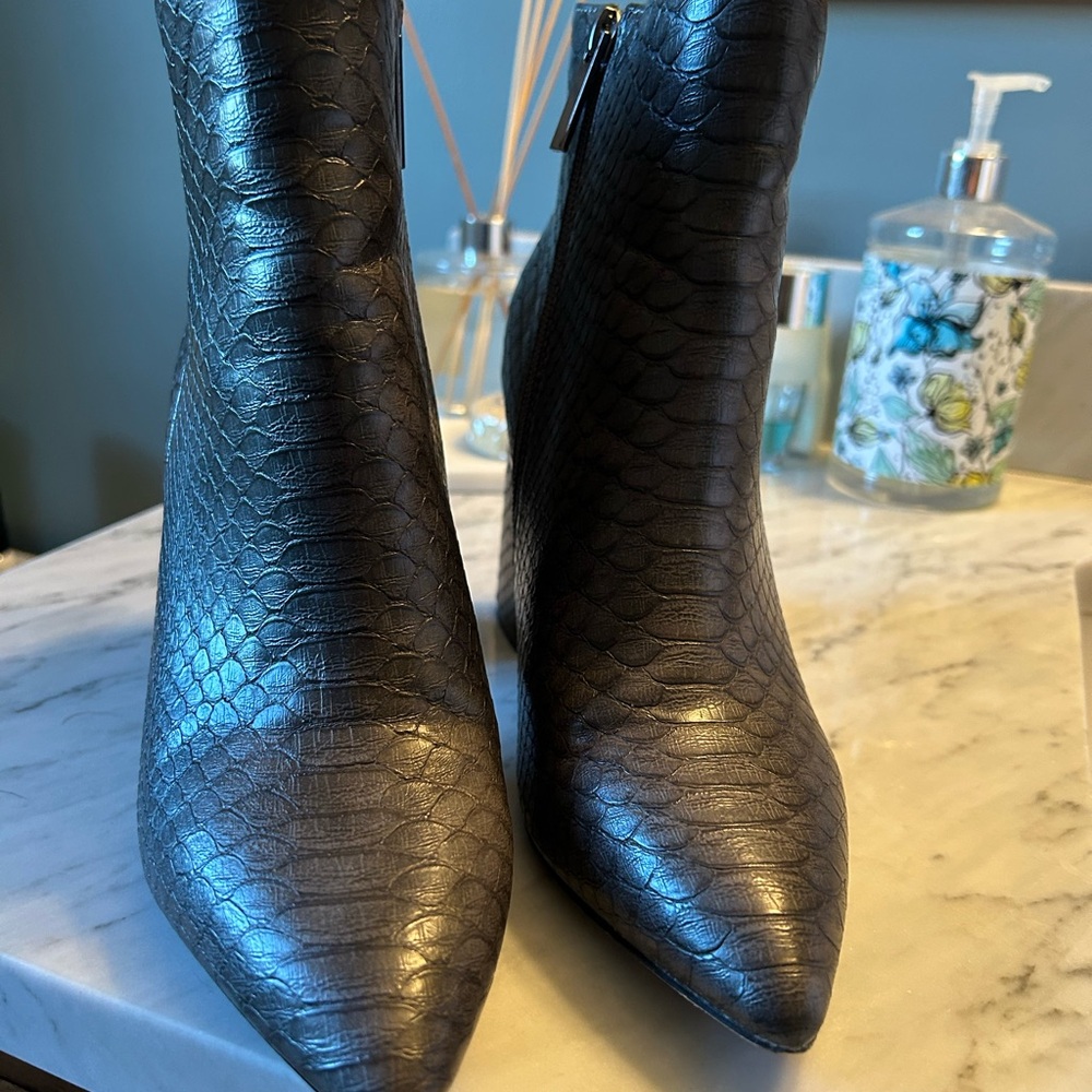 Elegant Gray Textured Women's Boots